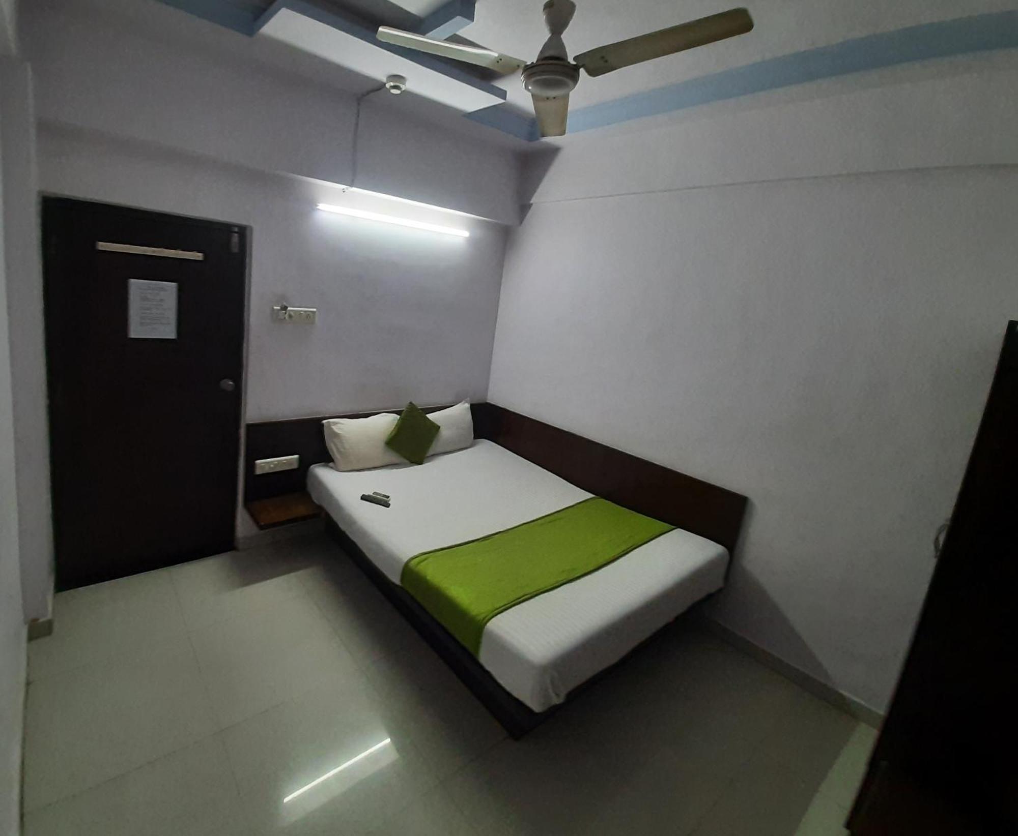 Hotel Royal Night Ahmedabad Eksteriør billede