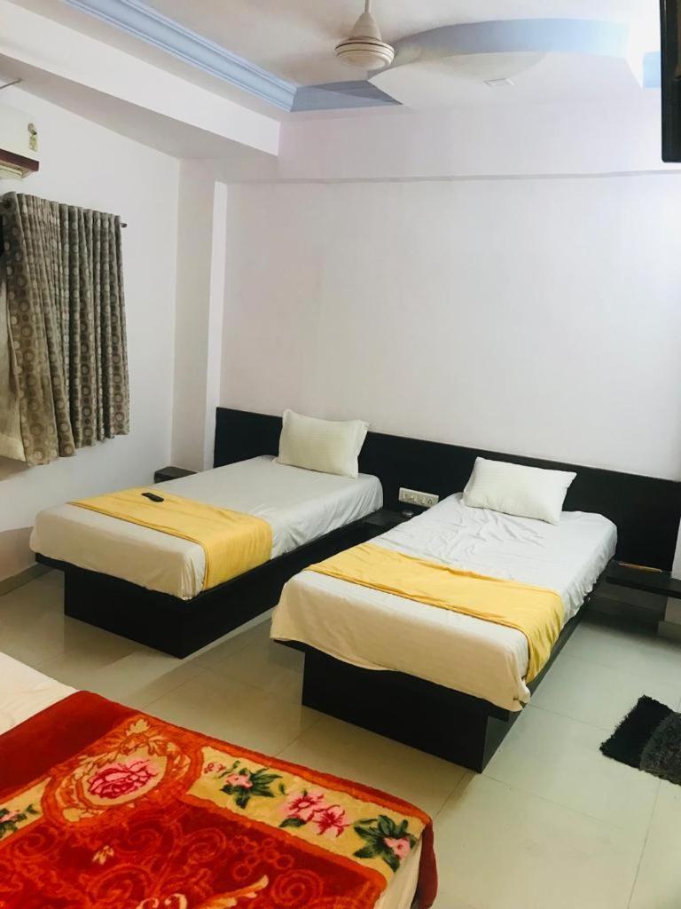 Hotel Royal Night Ahmedabad Eksteriør billede